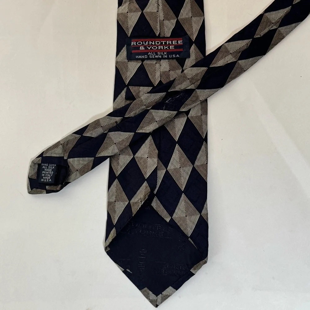 Roundtree & Yorke Men’s Necktie Black & Tan Geometric Tie 100% Silk Tie
